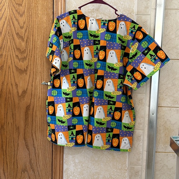 Halloween scrub top - Picture 2 of 2
